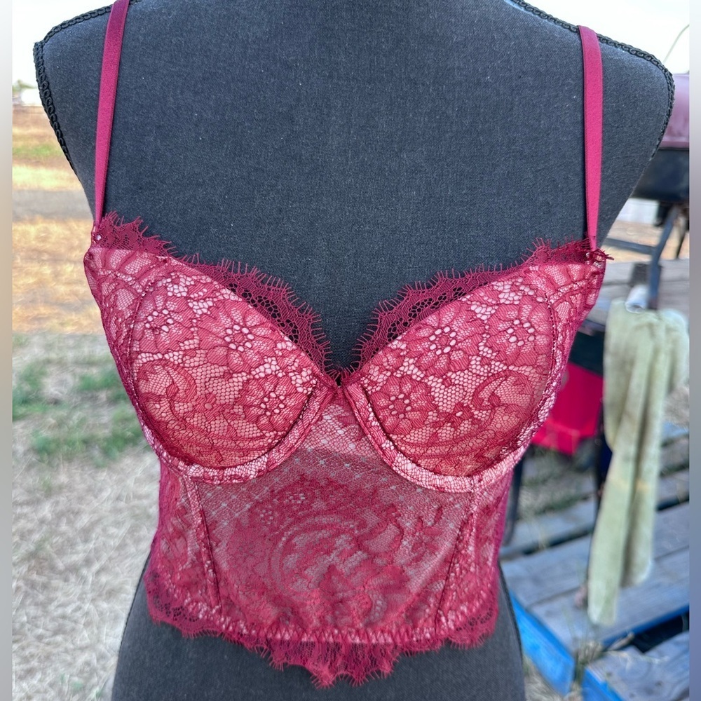 New Victoria Secret 34B Women’s Elegant Lace Corset in Burgundy